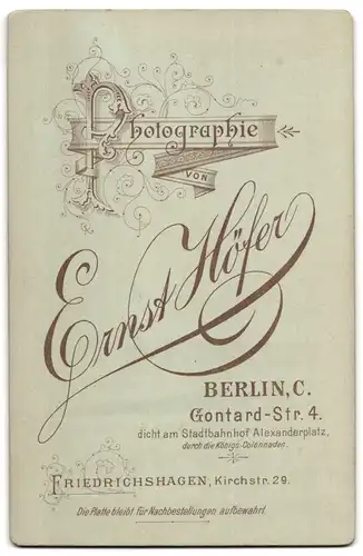 Fotografie Ernst Höfer, Berlin-C, Gontard-Strasse 4, Portrait elegante Dame mit Buch in der Hand