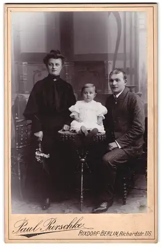 Fotografie Paul Purschke, Berlin-Rixdorf, Richardstrasse 116, Portrait bürgerliches Paar mit einem Kleinkind