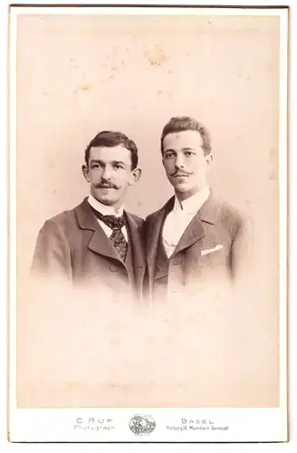 Fotografie C. Ruf, Basel, Steinentorberg 20, Portrait zwei junge Herren in eleganter Kleidung