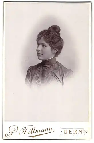 Fotografie P. Tillmann, Bern, Portrait junge Dame mit Hochsteckfrisur