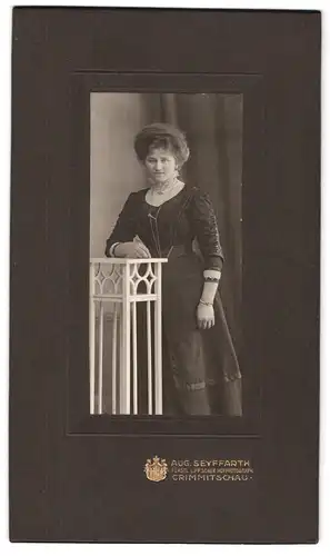 Fotografie Aug. Seyffarth, Crimmitschau, Jacobsgasse 14, Portrait junge Dame im hübschen Kleid