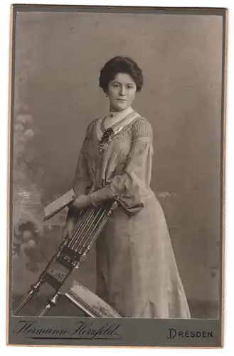 Fotografie Hermann Herzfeld, Dresden-A, Altmarkt, Portrait junge Dame im Kleid mit Buch in der Hand