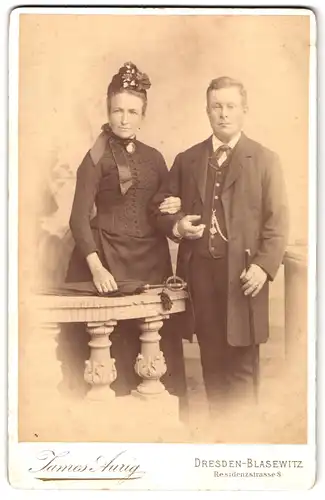 Fotografie James Aurig, Dresden-Blasewitz, Residenzstrass 8, Portrait bürgerliches Paar mit einem Schirm
