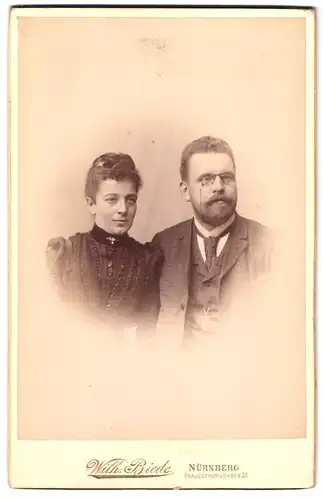 Fotografie Wilh. Biede, Nürnberg, Frauentorgraben 37, Portrait bürgerliches Paar in hübscher Kleidung