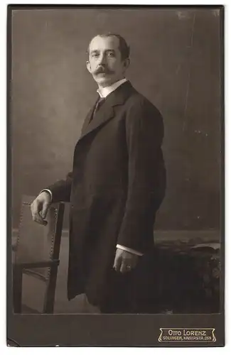 Fotografie Otto Lorenz, Solingen, Kaiserstrasse 259, Portrait elegant gekleideter Herr mit Moustache