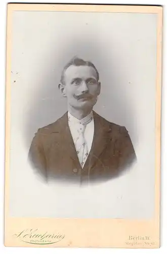 Fotografie S. Zacharias, Berlin-W, Steglitzer-Strasse 61, Portrait eleganter Herr mit Moustache