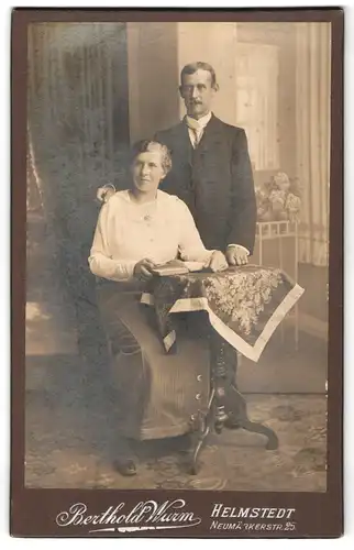 Fotografie Berthold Wurm, Helmstedt, Neumärkerstrasse 25, Portrait bürgerliches Paar mit einem Buch