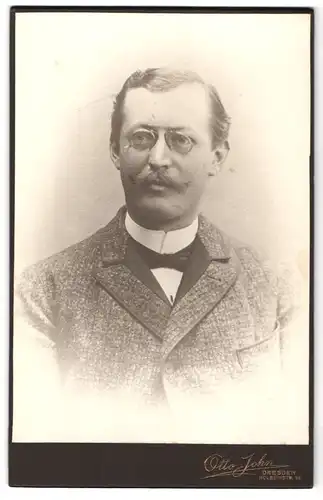 Fotografie Otto John, Dresden-A, Holbeinstrasse 95, Portrait stattlicher Herr mit Zwicker und Moustache