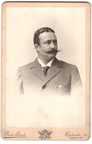 Fotografie Oscar Suck, Karlsruhe i /B., Kaiserstrasse 223, Portrait eleganter Herr mit Schnauzbart