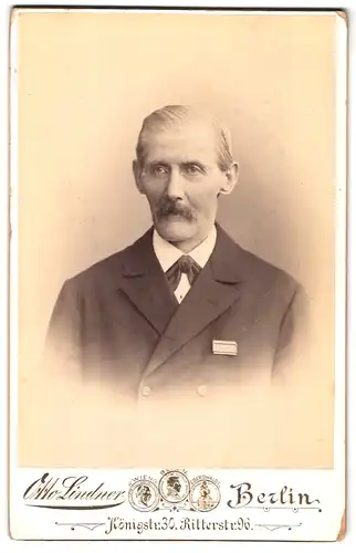 Fotografie Otto Lindner, Berlin, Königstrasse 30, Portrait älterer Herr im Anzug mit Schnurrbart