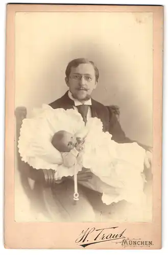 Fotografie H. Traut, München, Am Carlstor, Portrait bürgerlicher Herr mit Baby im Arm