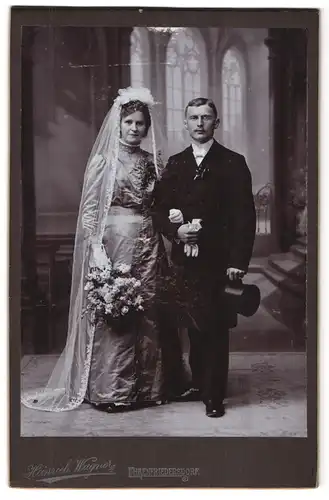 Fotografie Heinrich Wagner, Ehrenfriedersdorf, Chemnitzerstrasse, Portrait junges Paar in Hochzeitskleidung mit Blumen