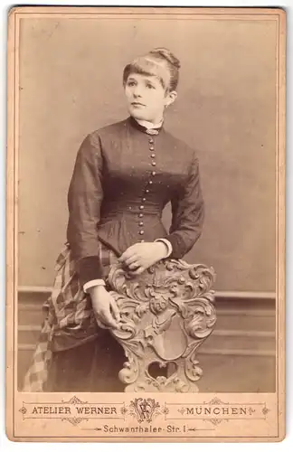 Fotografie Franz Werner, München, Schwanthaler-Strasse 1, Portrait junge Dame in zeitgenössischer Kleidung
