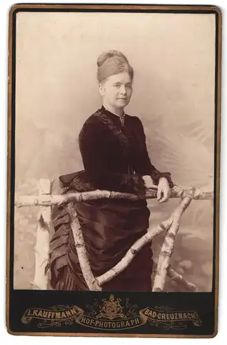 Fotografie L. Kauffmann, Bad Kreuznach, Portrait bürgerliche Dame mit Hochsteckfrisur