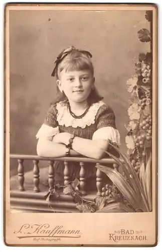 Fotografie L. Kauffmann, Bad Kreuznach, Portrait hübsch gekleidetes Mädchen mit Haarschleife