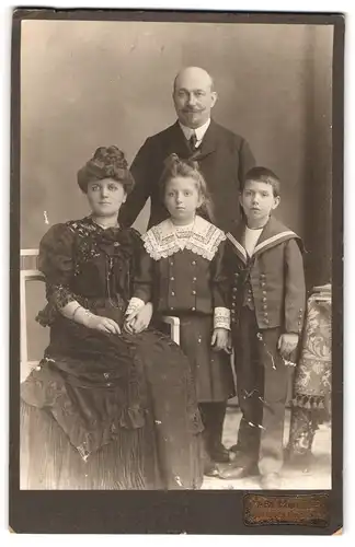 Fotografie Carl Müller, Berlin-W, Unter den Linden 13, Portrait bürgerliches Paar mit einem Sohn und einer Tochter