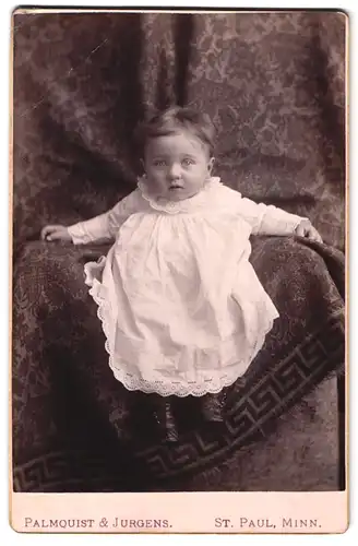 Fotografie Palmquist & Jurgens, St. Paul, Minn., Portrait süsses Kleinkind im weissen Kleid