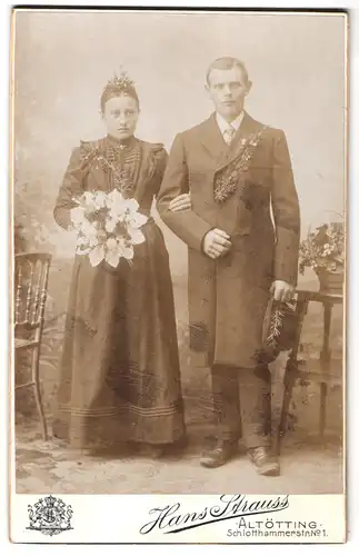 Fotografie Hans Strauss, Altötting, Schlotthammerstrasse 1, Portrait junges Paar in Hochzeitskleidung mit Blumenstrauss