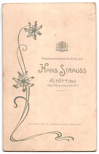 Fotografie Hans Strauss, Altötting, Schlotthammerstrasse 1, Portrait junges Paar in Hochzeitskleidung mit Blumenstrauss