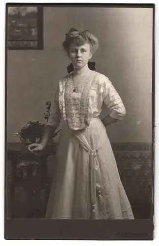 Fotografie Louis Schindhelm, Ebersbach i /S., Portrait junge Dame in zeitgenössischer Kleidung