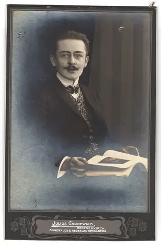 Fotografie Julius Grunewald, Oberneukirch, Portrait eleganter Herr mit Zwicker und Oberlippenbart