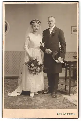 Fotografie Louis Schindhelm, Ebersbach i /S., Portrait junges Paar in Hochzeitskleidung mit Blumenstrauss
