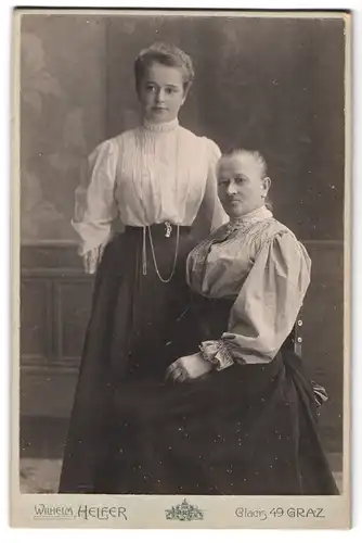 Fotografie Wilhelm Helfer, Graz, Mayffredygasse 7, Portrait altere und junge Dame in hübscher Kleidung