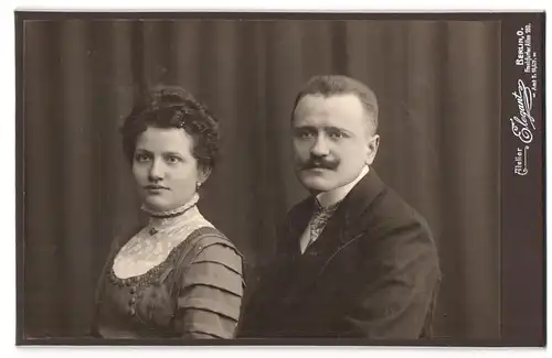 Fotografie Atelier Elegant, Berlin, Frankfurter Allee 160, Portrait bürgerliches Paar im feinen Zwirn