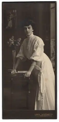 Fotografie Louis Schindhelm, Ebersbach i.S., bürgerliche Frau in weissem Kleid