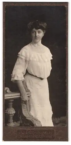 Fotografie Luis Schindhelm, Ebersbach i.S., bürgerliche Dame in weissem Kleid