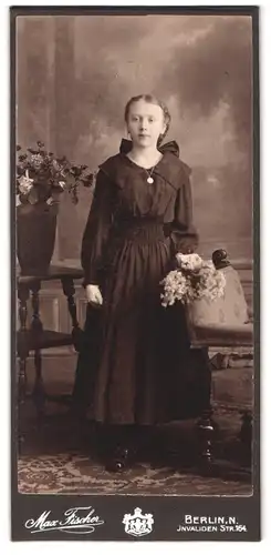 Fotografie Max Fischer, Berlin, Invaliden Strasse 164, Mädchen in tailliertem Kleid