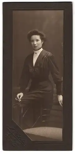 Fotografie M. Ketzler, Innsbruck, Landhausstrasse 1, bürgerliche Dame in schlichtem Kleid