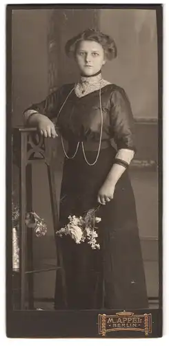 Fotografie M. Appel, Berlin, Invalidenstrasse 134, junge Frau in tailliertem Kleid