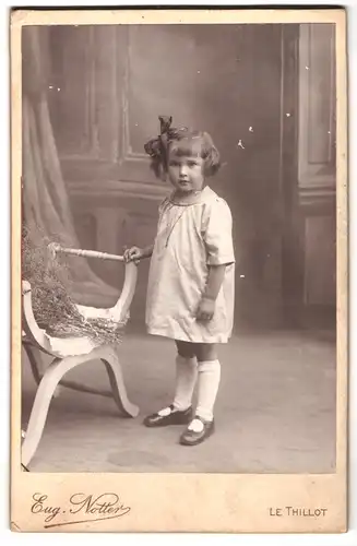Fotografie Eug. Notter, Le Thillot, Mädchen mit Schleife im Haar
