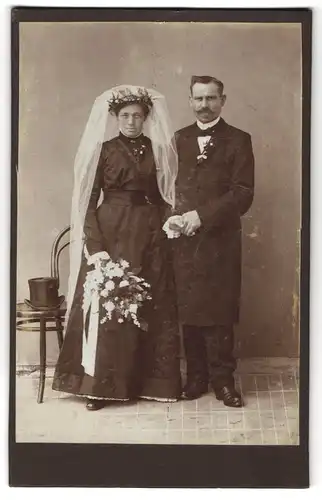 Fotografie unbekannter Fotograf und Ort, glückliches Brautpaar im Portrait