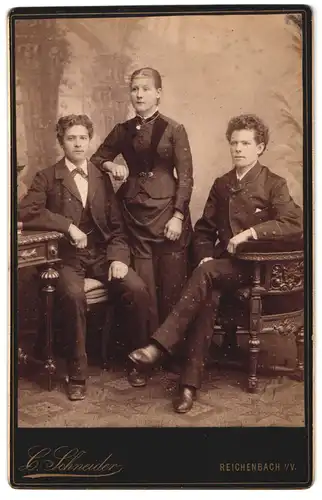 Fotografie C. Schneider, Reichenbach i.V., Weinholdstrasse, junge Frau mit ihren Brüdern im Portrait