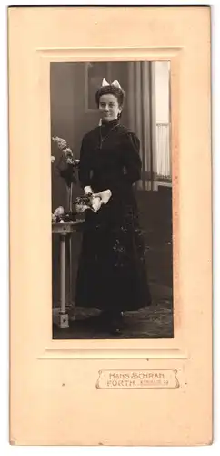 Fotografie Hans Schran, Fürth, Königstrasse 99, appartes Fräulein im schwarzen Kleid