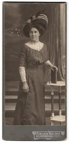 Fotografie A. Weiss & Co., Schöneberg, Hauptstrasse 11, bürgerliche Frau in tailliertem Kleid