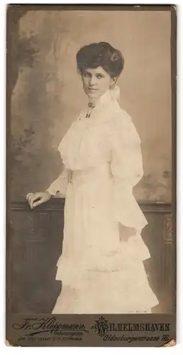 Fotografie Fr. Kloppmann, Wilhelmshaven, Oldenburgerstrasse 16, apparte Frau in weissem Kleid