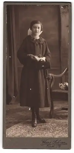 Fotografie Hans Schran, Fürth, junge Frau mit Handtasche in schwarzem Kleid