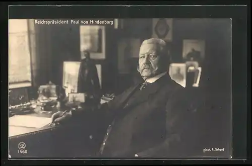 AK Reichspräsident Paul von Hindenburg in seinem Arbeitszimmer