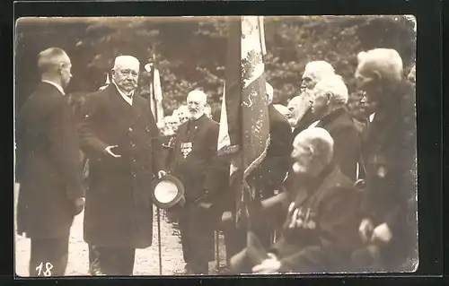 Foto-AK Paul von Hindenburg im Kreise hochdekorierter Veteranen