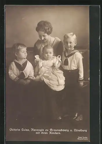 AK Victoria Louise Herzogin von Braunschweig und Lüneburg mit ihren Kindern