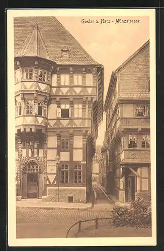 AK Goslar /Harz, Münzstrasse mit auskragenden Fachwerkhäusern