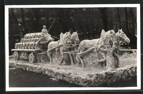 AK Schneeplastik eines Pferdegespanns mit Fässern und Münchner Kindl