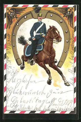 Präge-AK Ritt eines Kavalleristen mit Paradebusch-Pickelhaube durch ein Hufeisen, Wappenadler