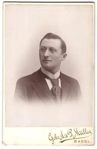 Fotografie Gebr. A. & P. Müller, Basel, Steinenthorberg Ecke Binningerstrasse, Portrait junger Mann in Jacke mit Krawatte