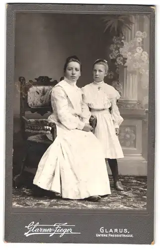 Fotografie Glarner-Fieger, Glarus, Untere Pressistrasse, Portrait Mutter und Tochter in weissen Kleidern