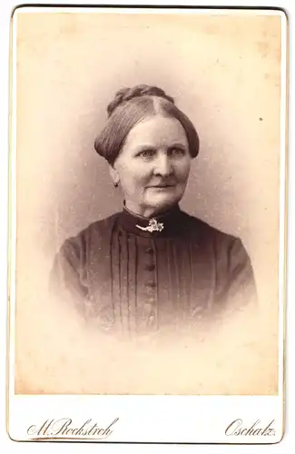 Fotografie M. Rockstroh, Oschatz, Untere Promenade, Portrait ältere Frau mit Hochsteckfrisur und Brosche