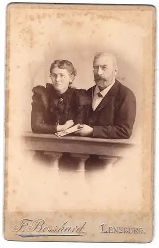 Fotografie F. Bosshard, Lenzburg, Portrait Pfarrer Lochbrunner und Frau, Mann und Frau mit Zwicker